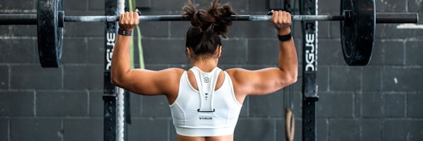 运动员在健身房进行力量训练纪录片场景